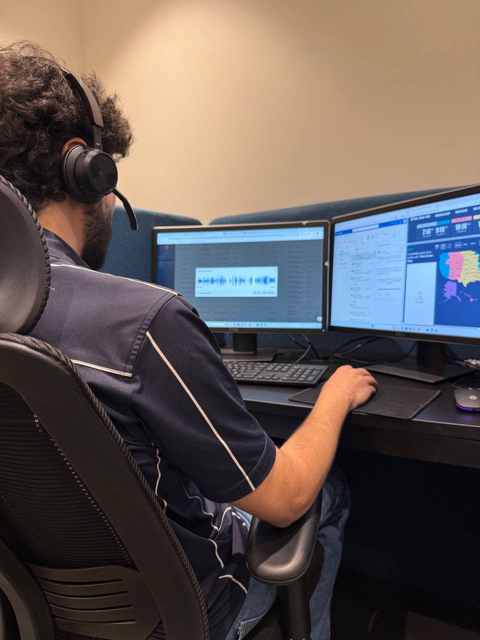UCC Dual-Screen Agent Workstation